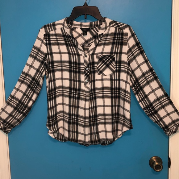 intro. Plaid Flannel Style Black and White Blouse - Picture 5 of 11